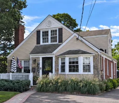 2 Windsor Pl, Lynbrook, NY 11563
