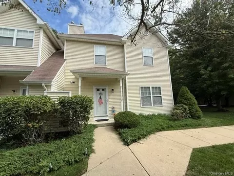 6 Daremy Cir, Medford, NY 11763