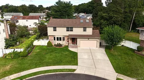 73 Anndom Ct, North Babylon, NY 11703