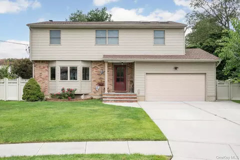 73 Anndom Ct, North Babylon, NY 11703