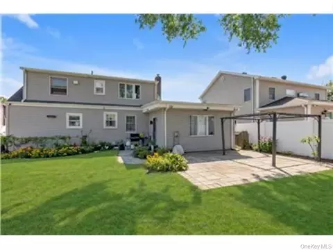 15 Lexington Ave, North Hempstead, NY 11590