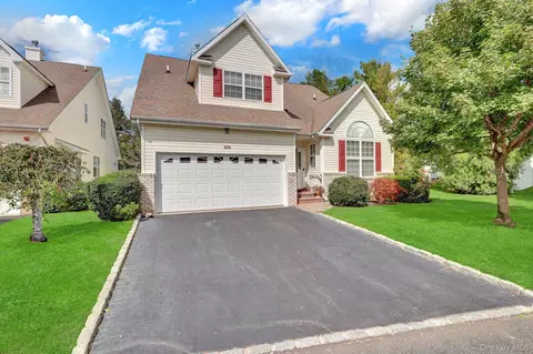 11 Tina Ln, Mount Sinai, NY 11766
