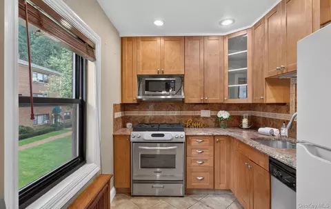 317 Main St #C, North Hempstead, NY 11576