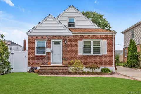 12 Kingston St, Elmont, NY 11003