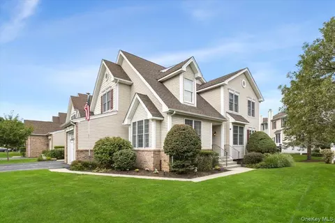 12 Sassinoro Blvd, Cortlandt, NY 10567