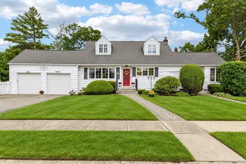 99 Harmony Dr, Massapequa Park, NY 11762