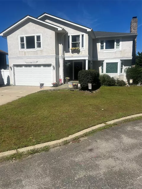 5 Vivona Ct, Bayville, NY 11709