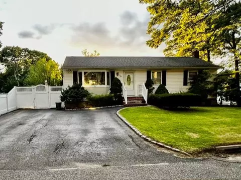 30 Orchard Dr, Farmingville, NY 11738