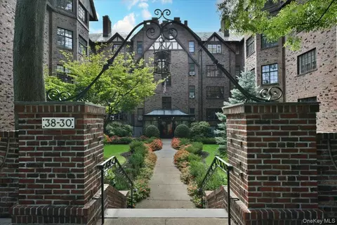 38-30 Douglaston Pkwy #4B, New York, NY 11363