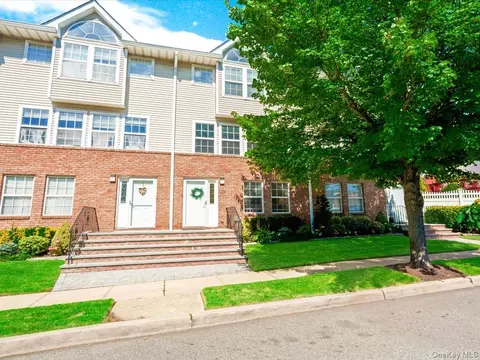 208 Hendrick Ave E, Glen Cove, NY 11542