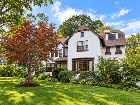 71 Arleigh Rd, North Hempstead, NY 11021
