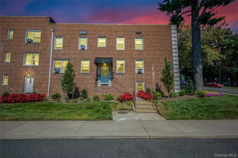 24 Edwards St UNIT NORTH, Roslyn Heights, NY 11577