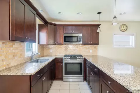 11 Schuyler Ter, New York, NY 10465