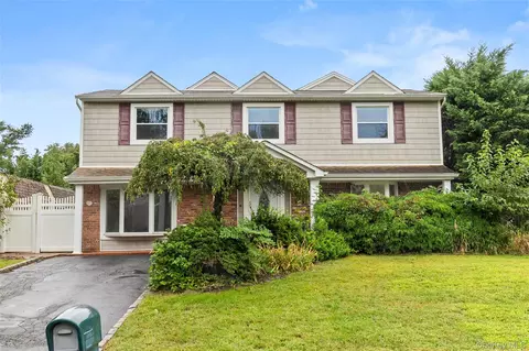 20 Hilltop Dr, Mount Sinai, NY 11766