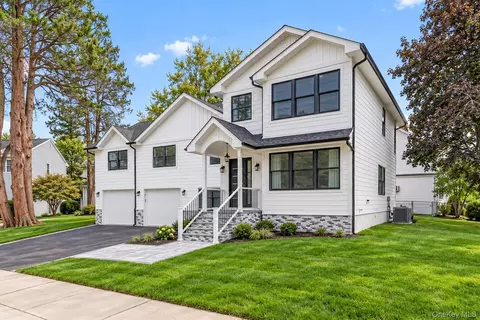 2 Circle Dr, Syosset, NY 11791