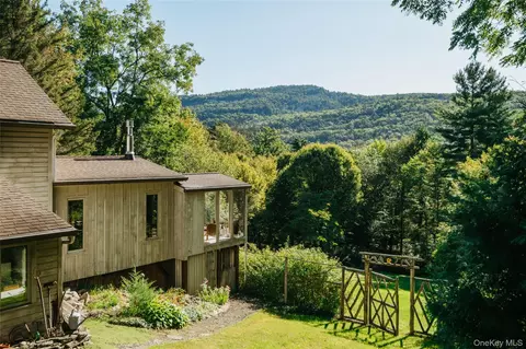 505 Clove Valley Rd, Rochester, NY 12440