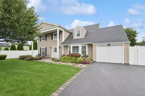 181 Cirrus Rd, Holbrook, NY 11741