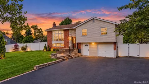 3 Richlee Dr, East Northport, NY 11731