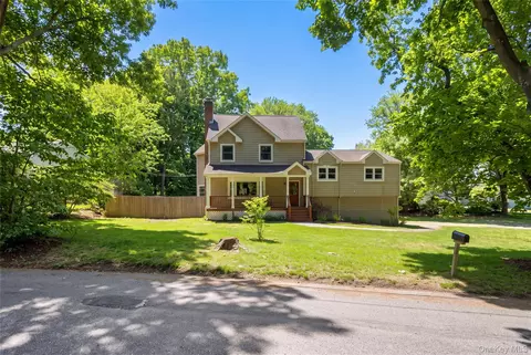 2 Rowley Dr, Northport, NY 11768