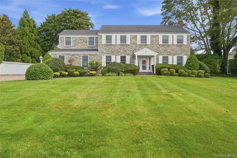 15 Saltmeadow Ln, Bayport, NY 11705