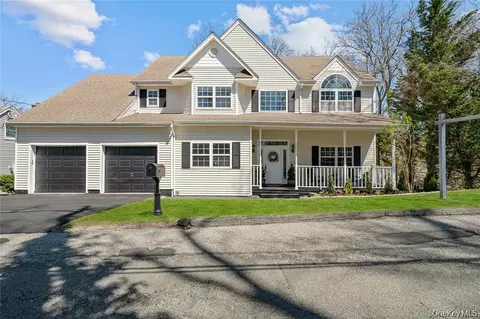 33 Potter Ln, Huntington, NY 11743