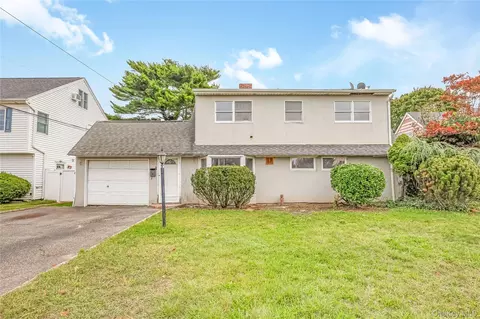 22 Tarry Ln, Levittown, NY 11756