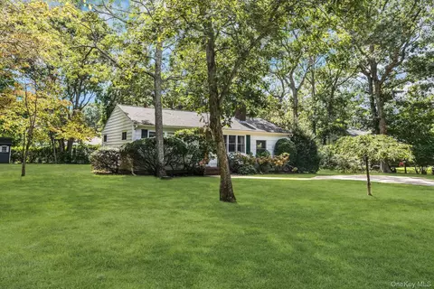 112 Lynncliff Rd, Hampton Bays, NY 11946