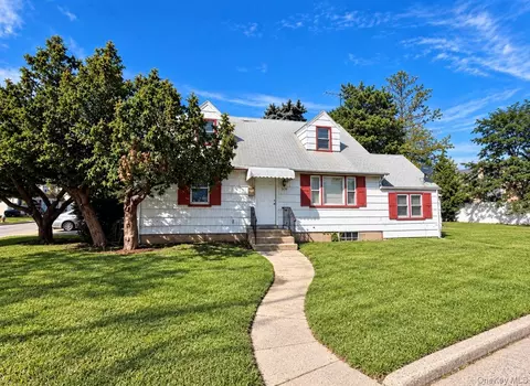 306 W Old Country Rd, Hicksville, NY 11801