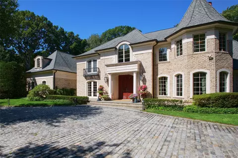 2 Vista Ln, Glen Head, NY 11545