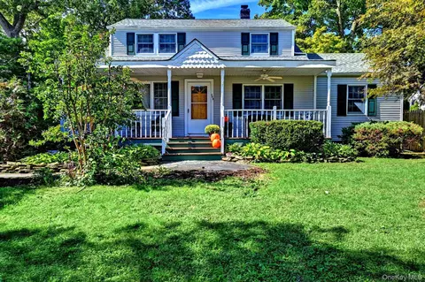 240 Washington Ave, Saint James, NY 11780
