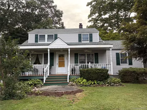 240 Washington Ave, Saint James, NY 11780