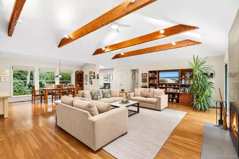 15 Springwood Way, East Hampton, NY 11937