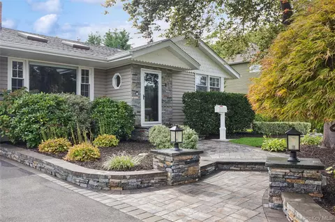 4 Larkspur Dr, West Islip, NY 11795