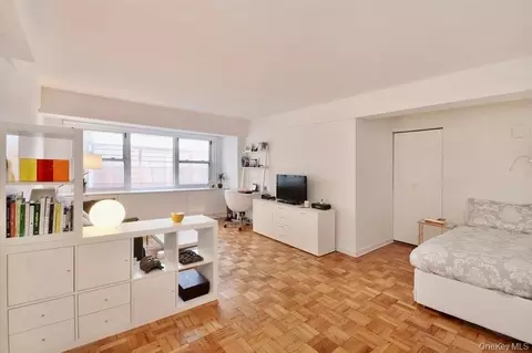 210 E 63rd St #11B, New York, NY 10065