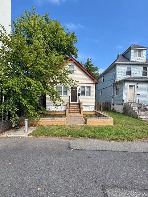 31 Martineau St, Staten Island, NY 10303