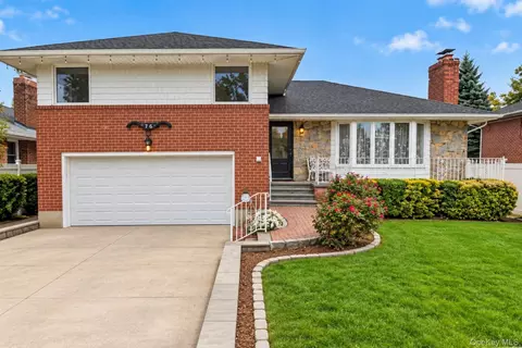 76 Marcus Ave, Garden City Park, NY 11040