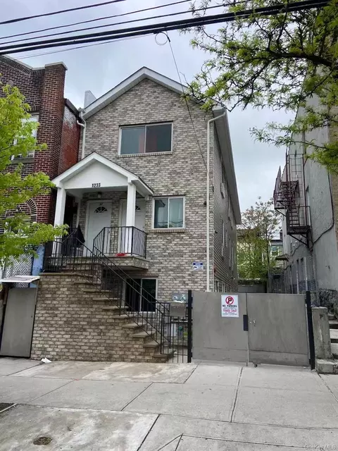 1233 Beach Ave, New York, NY 10472
