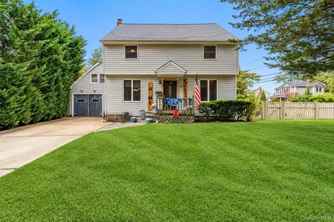 84 Tower St, Sayville, NY 11782