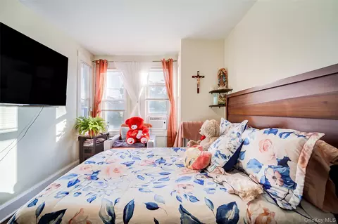 Bedroom - 18 Harrison St, Poughkeepsie, NY 12601 photo 4 of 6