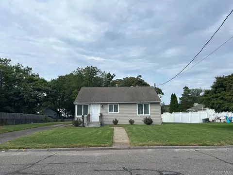 14 Market St, Centereach, NY 11720