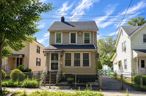 160-30 76th Rd, New York, NY 11366