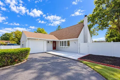 14 Arcadia Dr, Dix Hills, NY 11746