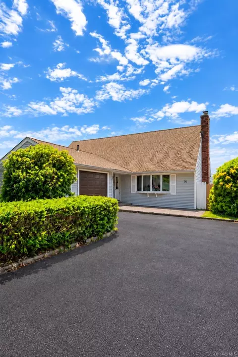 14 Arcadia Dr, Dix Hills, NY 11746