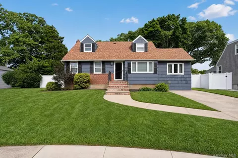 315 Harmony Dr, Massapequa Park, NY 11762