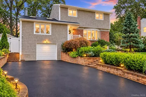 16 Wren Dr, Hauppauge, NY 11788