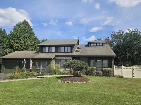 15 Vineyard Way, Mount Sinai, NY 11766