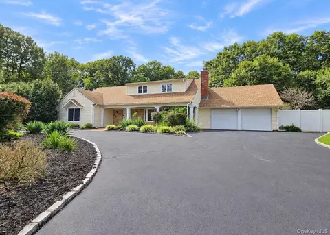 14 Seabrook Ln, Stony Brook, NY 11790