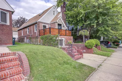 32-28 Utopia Pkwy, Flushing, NY 11358