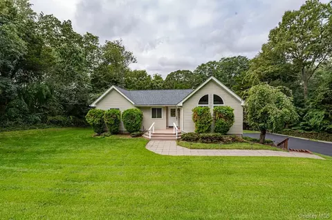68 Chestnut St, Mount Sinai, NY 11766