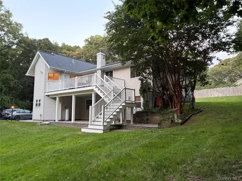 68 Chestnut St, Mount Sinai, NY 11766